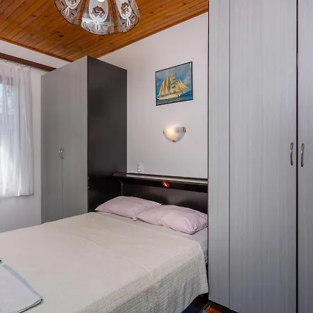2 Bedroom Front In アパート Pinezići