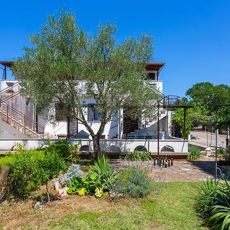2 Bedroom Front In *